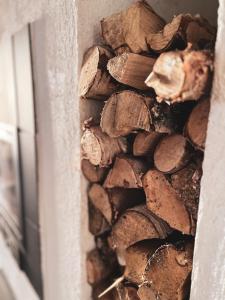 ein Holzstapel in einer Ecke einer Mauer in der Unterkunft Kalliorinne - Lakefront Villa in Ruka + 17 Fotos