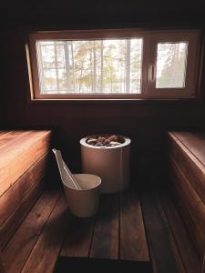 eine Badewanne in einem Zimmer mit Fenster in der Unterkunft Kalliorinne - Lakefront Villa in Ruka