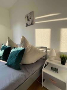 ein Zimmer mit einem Sofa mit Kissen und einem Tisch in der Unterkunft 1,5 Zimmer für 4 Personen auf 38qm Wohnfläche in Niederdorla