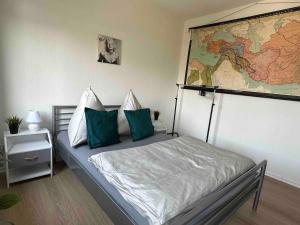 ein Schlafzimmer mit einem Bett mit einer großen Karte an der Wand in der Unterkunft 1,5 Zimmer für 4 Personen auf 38qm Wohnfläche in Niederdorla