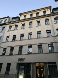 ein großes hellbraunes Gebäude mit vielen Fenstern in der Unterkunft 1,5 Zimmer für 4 Personen auf 38qm Wohnfläche in Niederdorla