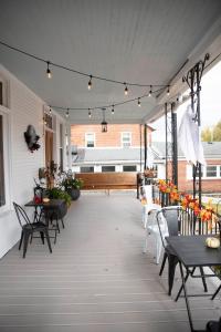 een patio met tafels, stoelen en verlichting bij The Lincoln House Inn in Bowling Green