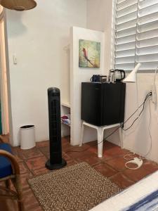 une pièce avec un ordinateur posé au sol dans une pièce dans l'établissement Trade Winds Restaurant & Guest House, à Vieques