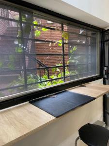 ein Fenster mit einer Meditationsmatte davor in der Unterkunft Hostel Nueva cordoba Subte Uno in Cordoba