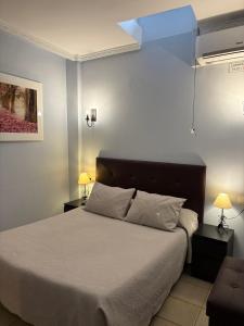 Postel nebo postele na pokoji v ubytování Hostal Cerezo 2