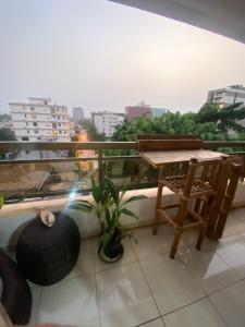 uma varanda com uma mesa, uma mesa e uma cadeira em OAsis du VoyAgeuR a peaceful appartement for stop over em Abidjan