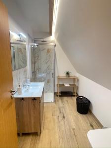 Koupelna v ubytování Chalés Luna In Rio A-Frame piscina privada Natureza & Tranquilidade no Minho