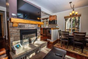 Nhà bếp/bếp nhỏ tại Dollar Hill II # 61 By Hauserman Rentals