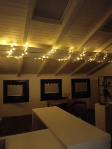 um quarto com uma mesa e luzes no tecto em Via Mazzini 22 em Schio
