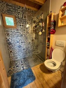 une salle de bain avec toilettes et douche dans l'établissement Cozy frame house in the wood,  17 autres photos