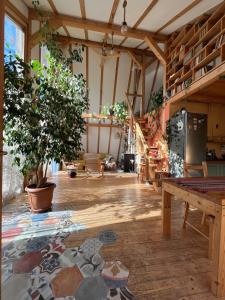 Großes Zimmer mit einem Tisch und Bäumen. in der Unterkunft Cozy frame house in the wood 