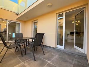 een eetkamer met een tafel en stoelen bij Charming Seaside Flat in Paul do Mar