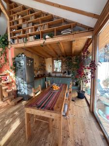 eine Küche mit einem Holztisch und eine Küche mit blauen Schränken in der Unterkunft Cozy frame house in the wood 