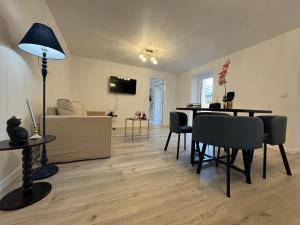 een woonkamer met een tafel en een eetkamer bij Charming Seaside Flat in Paul do Mar
