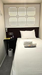 Un dormitorio con una cama blanca y una mesa. en Hotel Myeongdon Station, en Seúl 33 fotos más