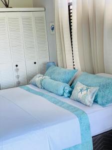 Una cama o camas en una habitación de Paradise View