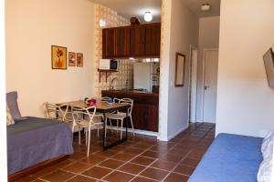 a kitchen with a table and chairs in a room at Apartamento Resort Cabo Frio - Rua dos Biquinis in Cabo Frio