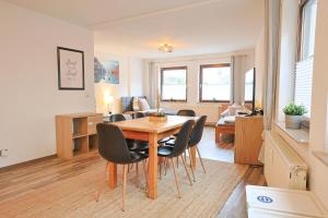 Ferienwohnung in Lohfelden nahe Kassel في لوهْفيلدِن: غرفة طعام وغرفة معيشة مع طاولة وكراسي