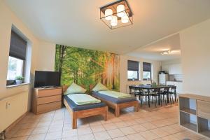 Ferienwohnung in Lohfelden nahe Kassel في لوهْفيلدِن: غرفة معيشة مع أريكة وتلفزيون