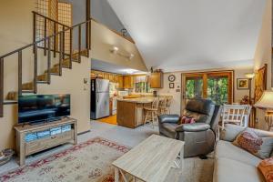 Χώρος καθιστικού στο Fox Hollow - Hot Tub, Wifi, Pet Friendly, Screen Porch, Deck, Recreation Center, Pool Access, Golf Nearby, Hiking, Grill, Fireplace, King Bed