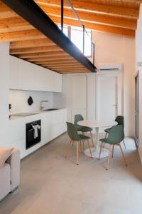 eine Küche und ein Esszimmer mit Tisch und Stühlen in der Unterkunft Sarius Relais in Seriate