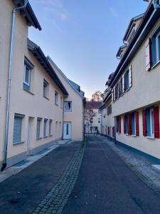 une rue vide dans une ruelle entre deux bâtiments dans l'établissement Modernes Apartment im Zentrum, à Kirchheim unter Teck