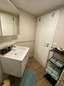 une salle de bain avec un lavabo et un miroir dans l'établissement Modernes Apartment im Zentrum, à Kirchheim unter Teck 15 autres photos