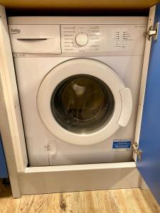 une machine à laver blanche est dans une boîte dans l'établissement Modernes Apartment im Zentrum, à Kirchheim unter Teck