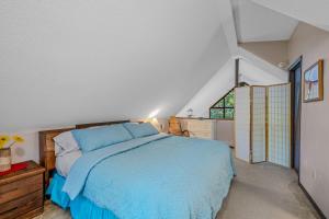 Ένα ή περισσότερα κρεβάτια σε δωμάτιο στο Fox Hollow - Hot Tub, Wifi, Pet Friendly, Screen Porch, Deck, Recreation Center, Pool Access, Golf Nearby, Hiking, Grill, Fireplace, King Bed +42 φωτογραφίες