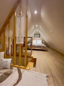 Postel nebo postele na pokoji v ubytování Chalés Luna In Rio A-Frame piscina privada Natureza & Tranquilidade no Minho