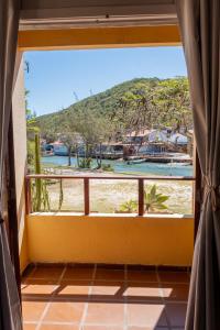 a room with a window looking out at the water at Apartamento Resort Cabo Frio - Rua dos Biquinis in Cabo Frio
