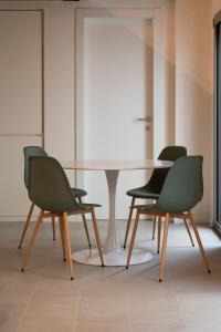 vier Stühle um einen Tisch in einem Raum in der Unterkunft Sarius Relais in Seriate