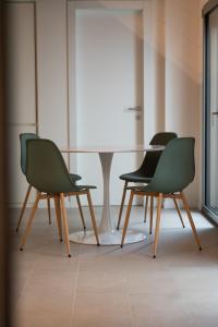 4 Stühle und ein Tisch in einem Zimmer in der Unterkunft Sarius Relais in Seriate