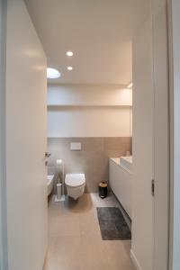 ein Badezimmer mit Toilette und Waschbecken in der Unterkunft Sarius Relais in Seriate