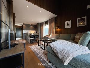 ein Wohnzimmer mit Sofa und Fernseher in der Unterkunft Lindvallen Ski Resort Pool and Padel - Sauna - 6 Guests in Sälen