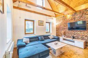 Una televisión o centro de entretenimiento en House Majda