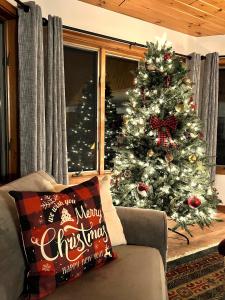 Posezení v ubytování Stylish Mountain View Chalet with Heated Pool, Large Hot Tub, Playroom & Firepit close to Gore Mountain