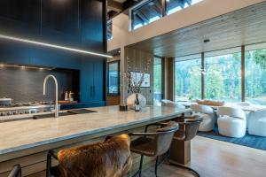 Kuchyň nebo kuchyňský kout v ubytování Mountain Lake Luxury Ski Chalet