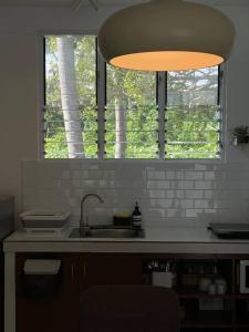 Η κουζίνα ή μικρή κουζίνα στο ScandiTropical Lagoon Villa Pool & Garden laguna