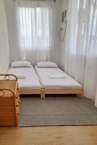 Ένα ή περισσότερα κρεβάτια σε δωμάτιο στο ScandiTropical Lagoon Villa Pool & Garden laguna