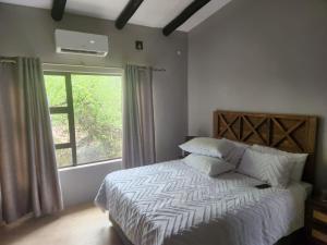 Una cama o camas en una habitación de Neotha Villa