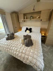 Postel nebo postele na pokoji v ubytování Lucas Retreat Hot Tub Lodge, Bockenfield Morpeth + 3 fotografie