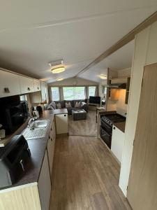 Kuchyň nebo kuchyňský kout v ubytování Lucas Retreat Hot Tub Lodge, Bockenfield Morpeth