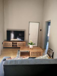 Μια τηλεόραση ή/και κέντρο ψυχαγωγίας στο Neotha Villa +9 φωτογραφίες