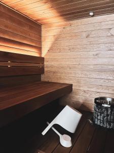 a sauna with a bench and a white sink at Rinneköngäs - Ruka-Pyhä 2x SKIPASS included in Ruka +18 photos