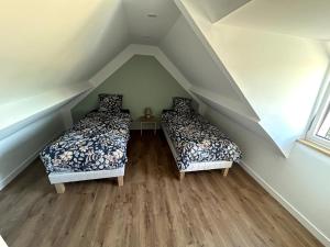 Habitación en el ático con 2 camas y ventana en Le Sillage Vert, en Rosnoën