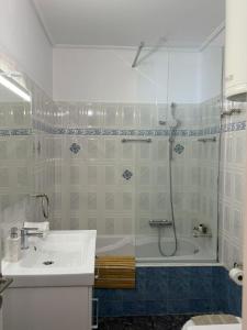 Un baño con ducha, lavabo y bañera. en Boho Coastal Retreat with Jacuzzi, 1 min to Beach, en Atenas 9 fotos más