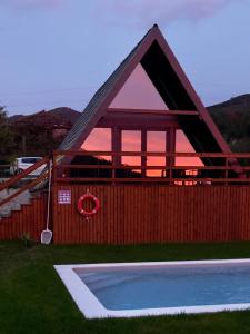 Bazén v ubytování Chalés Luna In Rio A-Frame piscina privada Natureza & Tranquilidade no Minho nebo v jeho okolí