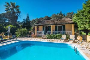 Swimmingpoolen hos eller tæt på Villa Marias Beach House by Villa Plus