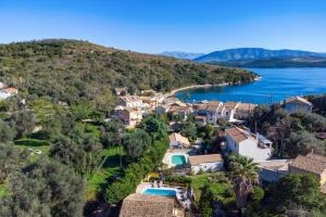 eine Luftansicht eines Dorfes neben dem Wasser in der Unterkunft Villa Marias Beach House by Villa Plus in Ágios Stéfanos